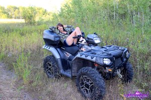 Andi Land offers a free picture gallery with Andi showing beautiful body